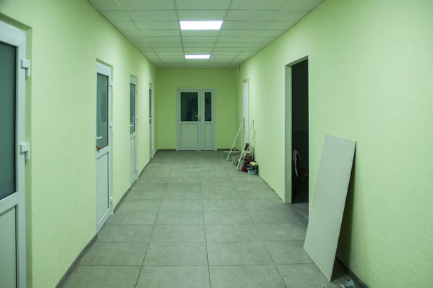 Sairaalan käytävä, jossa kunnostetaan hellävaraisesti vihreitä sävyjä
 - Valokuva, kuva