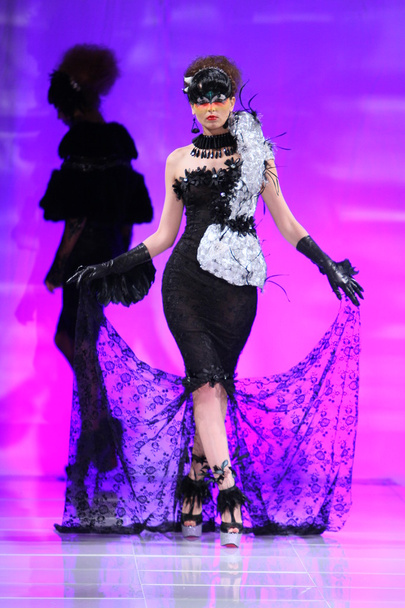 NEW YORK - FEBRUARY 15: A Model walks on the Catalin Botezatu fashion runway at The New Yorker Hotel during Couture Fashion Week on February 15, 2013 in New York City - Foto, imagen