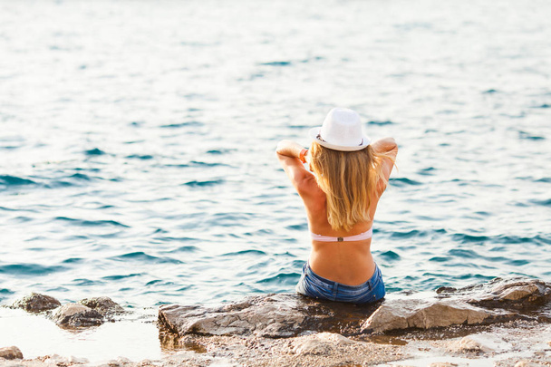 Seksikäs malli rannalla, aurinkoinen kesäpäivä
 - Valokuva, kuva