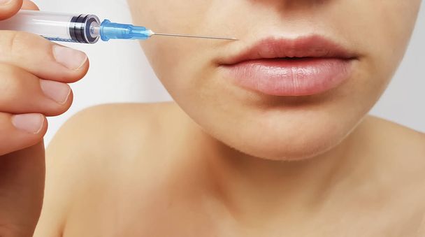 lèvres de fille, injection de seringue, augmentation des lèvres
 - Photo, image
