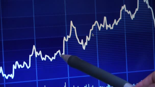 Empresário use caneta toque Stock Market Graph na tela do computador
. - Filmagem, Vídeo