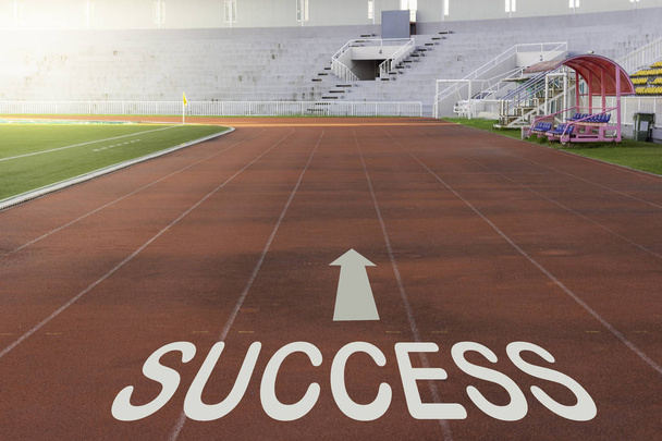 Червона бігова доріжка на стадіоні зі словом успіху
 - Фото, зображення