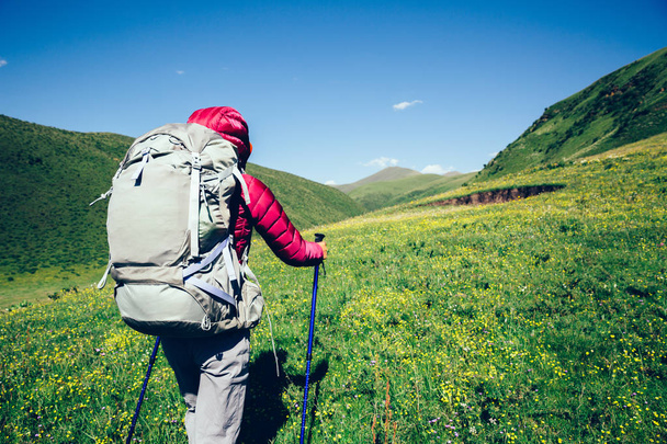 Young woman hiking in the high altitude grassland mountains - Foto, Imagem