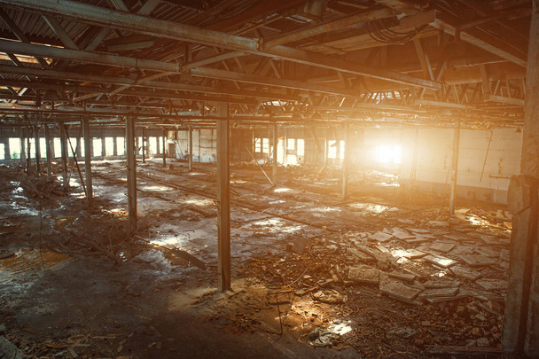 Abandonado, assombrado e arruinado armazém industrial ou construção de fábrica dentro, grande salão com perspectiva
 - Foto, Imagem