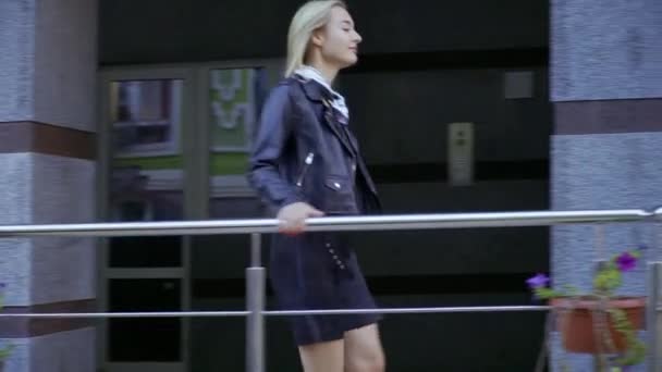 Beautiful girl walking the city street - Кадры, видео