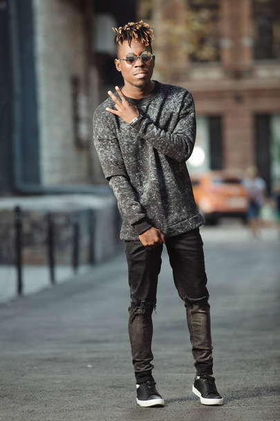 Alla moda fresco elegante uomo rapper a piedi nel territorio urbano
 - Foto, immagini