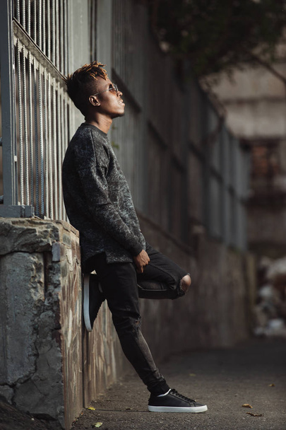 Fashionable stylish african american man wear torn jeans in urban territory - Fotoğraf, Görsel