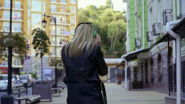 Beautiful girl walking the city street - Felvétel, videó