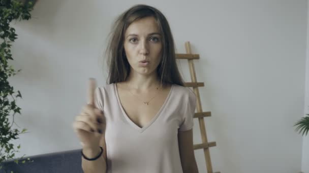 Νεαρή γυναίκα κύματα το δάχτυλό της και λέει:-No- - Πλάνα, βίντεο