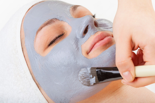 aanbrengen van gezichtsmasker - Foto, afbeelding