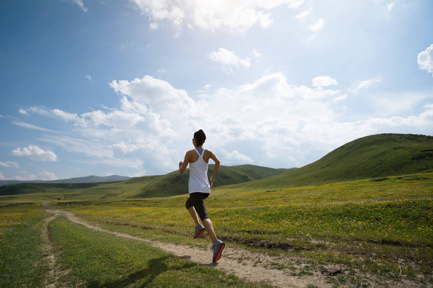Молода фітнес жінка слідує бігун біжить пасовищами
 - Фото, зображення