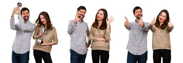 Set di giovani coppie che fanno segno OK
 - Foto, immagini