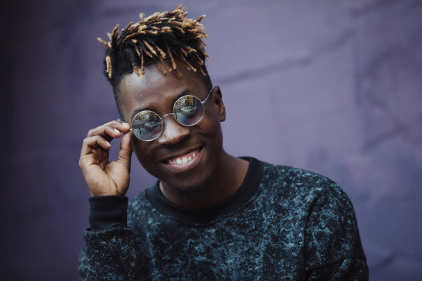 Stylish african american man rapper wear cool glasses - Valokuva, kuva