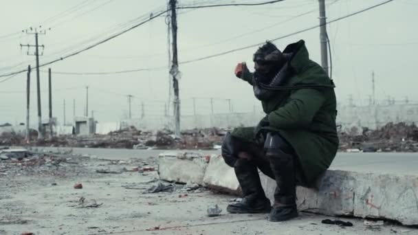 postapocalypse, magányos férfi sétál közepette szemét lerakóhely és elhagyatott város - Felvétel, videó