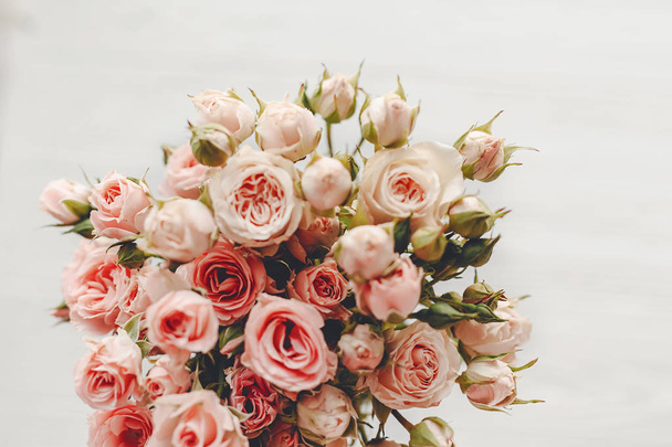 Розовый маленький букет роз на белом фоне изолированы. Вид сверху с пространством для текста. Макет цветочных открыток. Приглашение на свадьбу
 - Фото, изображение