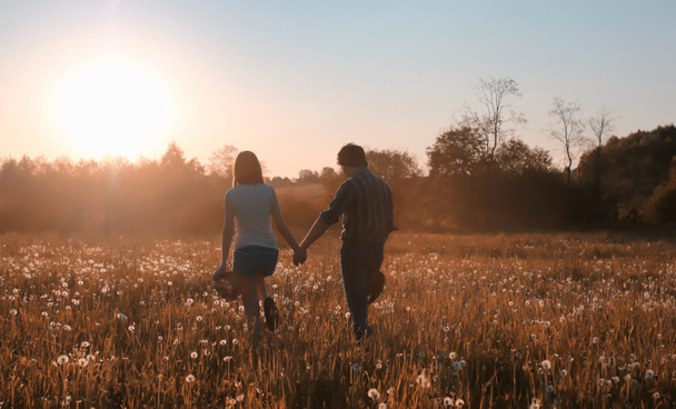 Мужчина и девушка гуляют осенью
 - Фото, изображение