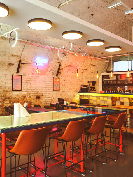 Interior del moderno bar de taproom en el antiguo edificio histórico
. - Foto, Imagen