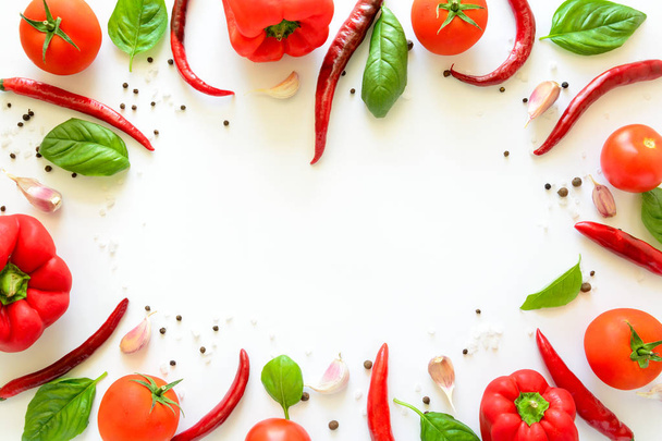 Colorato modello di ingredienti pizza a base di pomodori, pepe, peperoncino, aglio e basilico su sfondo bianco. Concetto di cucina. Vista dall'alto. Piatto. Copia spazio
 - Foto, immagini
