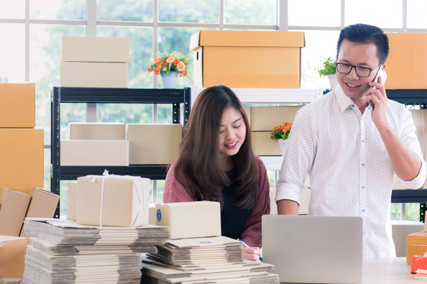 Ασιατικές ζευγάρι επαγγελματίες εργάζονται σε απλό σπίτι γραφείο μοιάζουν επιχειρηματικής εκκίνησης. Έννοια για online marketing, ΜΜΕ και βάση φόρτισης home base στο χώρο εργασίας. - Φωτογραφία, εικόνα