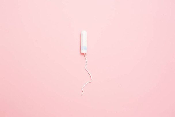 Clean white cotton tampons on pink background. Menstruation. Feminine Hygiene in periods, beauty treatment. - Zdjęcie, obraz
