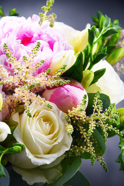 Komposition mit Bouquet von frisch geschnittenen Blumen. - Foto, Bild