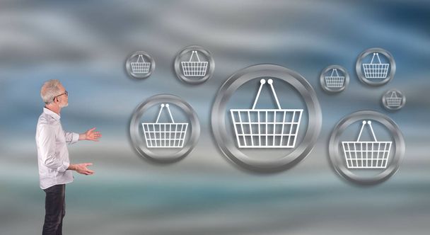 Biznesmen Wyświetlono pojęciem e-commerce na ekranie ściany - Zdjęcie, obraz