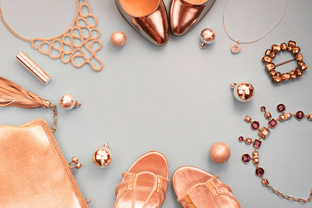 クリスマス ・ ファッション ・ アクセサリーのセット フラットな青灰色の背景に置く靴ハンドバッグ ネックレス宝石口紅のバックル ゴールド色。トップ ビュー コピー スペース - 写真・画像