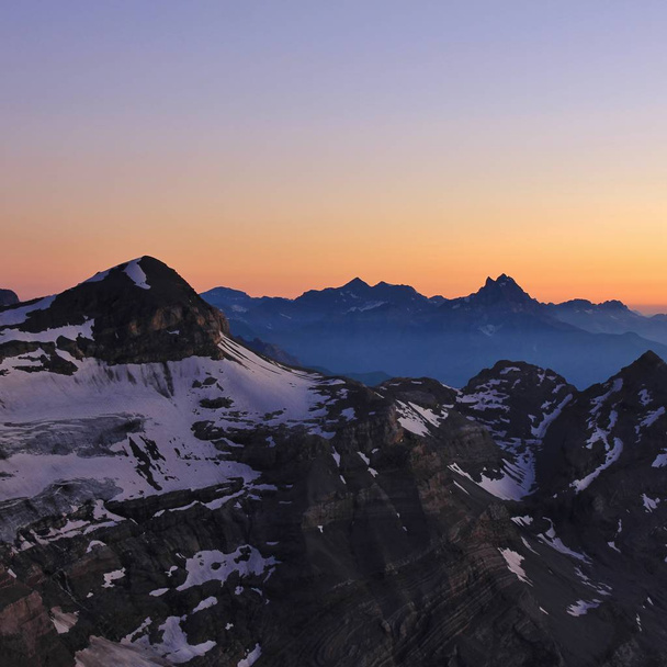 Mount Tete Ronde ve ezik Du Midi üzerinde renkli gökyüzü. Buzul 3000 görüntüleyin. Diablerets Buzulu. İsviçre. - Fotoğraf, Görsel