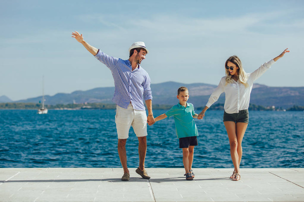 Bonne famille s'amuser, profiter de l'heure d'été au bord de la mer
. - Photo, image