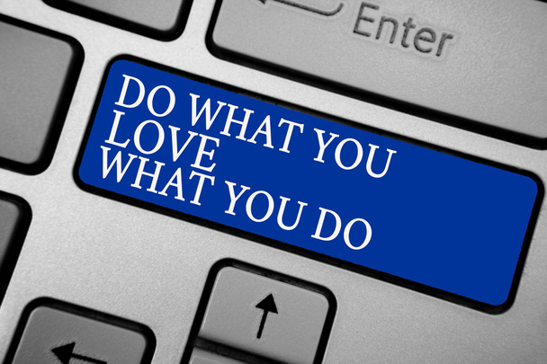 単語は何愛何かテキストを書きます。ビジネス コンセプトを作るあなた自身に動機を与えること太字の青色ボタン 3 白色テキストと情熱灰色銀色キーボード. - 写真・画像