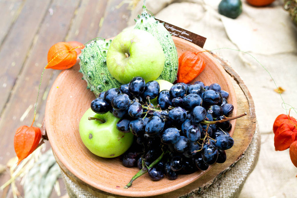 Stillleben mit Früchten. die Zusammensetzung natürlicher Früchte. - Foto, Bild