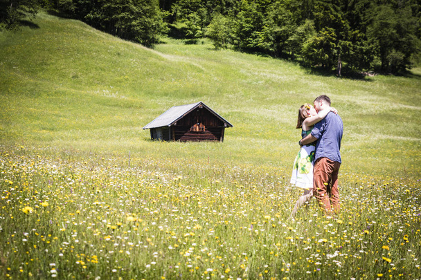 Az Alpok hegységben nyaralni két boldog lovers - Fotó, kép