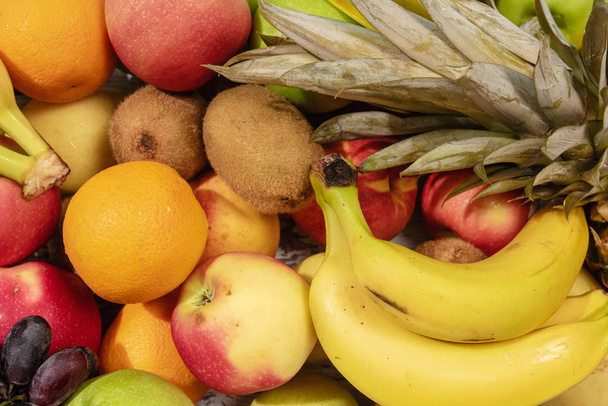 Φόντο από πολλές διαφορετικές εξωτικά φρούτα. Μπανάνα, ακτινίδιο, πορτοκάλι. - Φωτογραφία, εικόνα
