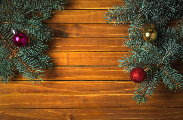 クリスマスの装飾。休日のモミの枝と背景、おもちゃのボール。トップ ビュー. - 写真・画像