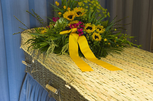 Wiązankę kwiatów na trumnie pleciony w kostnicy - Zdjęcie, obraz