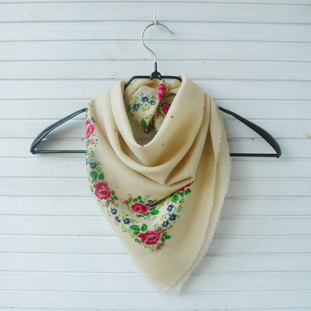 Sjaal met bloemen, florale sjaal, womens sjaals, gele sjaal, nationale decor. Russische stijl, Oekraïens sjaal, Oekraïens sjaal, Folk stijl, Bandana, Sovjet-vintage, Close-up, Headstock stock beeld, Nostalgishop - Foto, afbeelding
