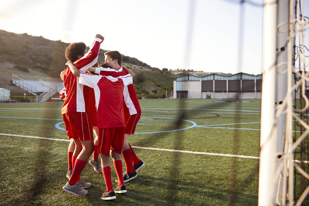 Male High School Soccer Players Having Team Talk - Zdjęcie, obraz