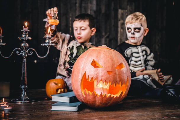 Portrét dvou cool školáci v strašidelné kostýmy během Halloween party ve starém domě. - Fotografie, Obrázek