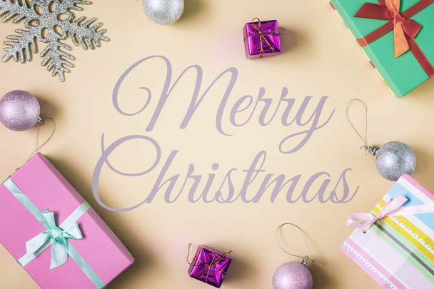 Χαρούμενα Χριστούγεννα γράμματα στην επιφάνεια με δώρα και διακοσμητικά - Φωτογραφία, εικόνα