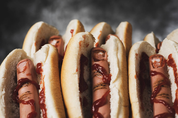 Close-up van sommige enge hotdogs in de vorm van bloedige vingers - Foto, afbeelding