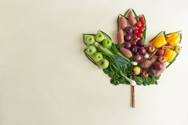 Autumn seasonal fruits and vegetables in the shape of a maple leaf - Foto, Bild