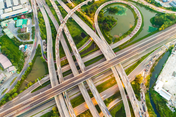 無人機による車両移動空中ビューとの交通ジャンクション交通道路 - 写真・画像