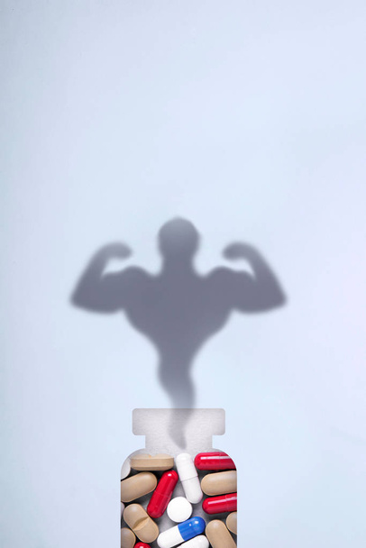 Anabólico, drogas esportivas no banco e a imagem de um fisiculturista na forma de uma sombra. Conceito médico de abuso de doping
 - Foto, Imagem