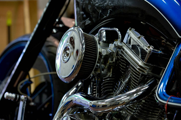 Motor de cerca plano de la motocicleta hermosa y hecha a medida
 - Foto, Imagen
