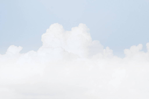 kék fény ég, a sky soft felhő, a lágy pasztell kék színű háttérégbolt - Fotó, kép
