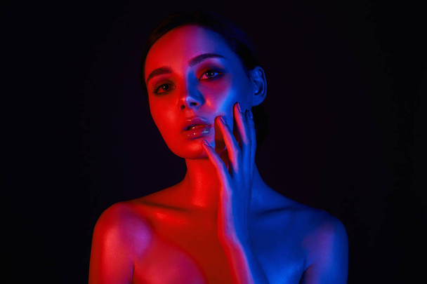 Şehvetli kadın renkli portre. Kırmızı ve mavi parlak ışıklar içinde güzel kız - Fotoğraf, Görsel