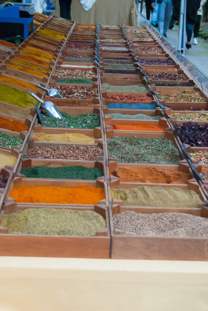 Wiele rodzajów tych kolorowych aromi jedzenie na stole na cotygodniowy targ - Zdjęcie, obraz