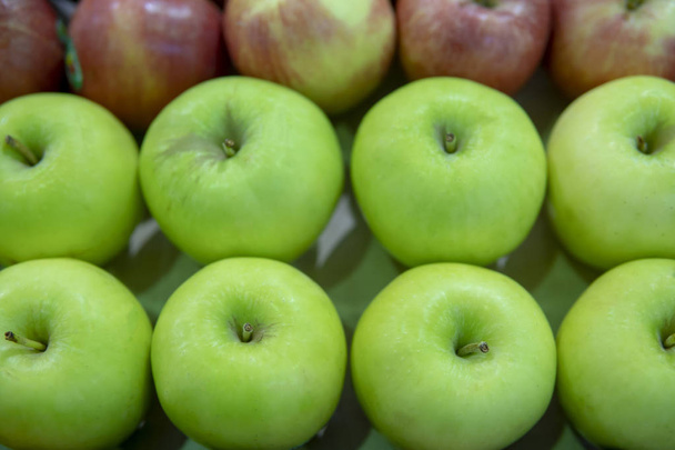 close-up van rode en groene appels. - Foto, afbeelding