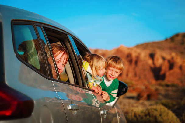 μητέρα με τα παιδιά-αγόρι και κορίτσι-ταξίδια με το αυτοκίνητο στα βουνά - Φωτογραφία, εικόνα