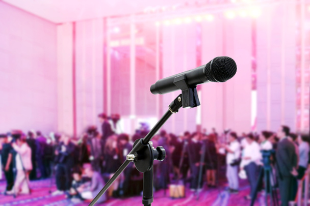 Микрофон закрывается на Blurred много людей, журналист, медиа семинар в конференц-зале бизнес-большой зал Конференц-фон
 - Фото, изображение